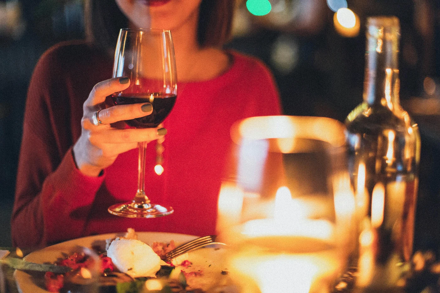 Cena al lume di candela al BeatBar di Air Padel Varese - vino rosso e atmosfera serale intima