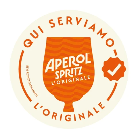 Qui serviamo Aperol Spritz l'Originale — badge ufficiale Aperol al BeatBar di Air Padel Varese